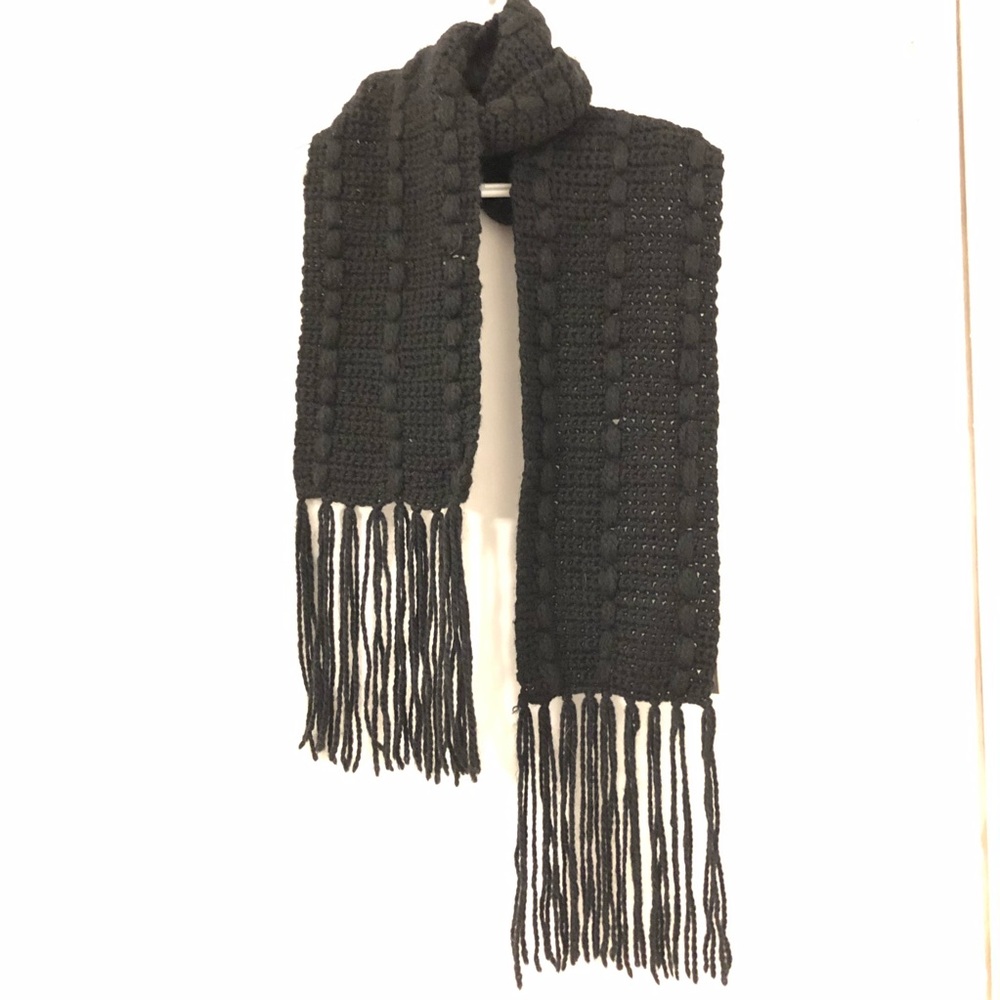 Chunky knit black scarf